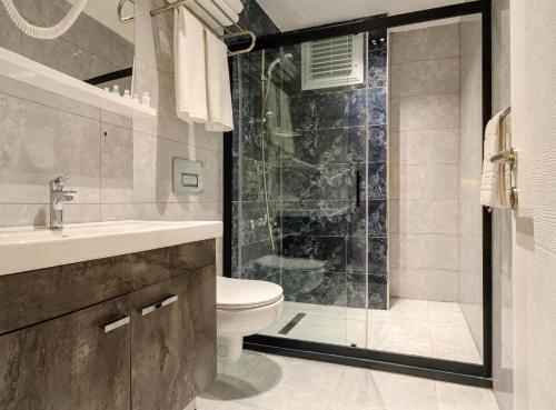 伊斯坦布尔La Mia Suites的带淋浴、卫生间和盥洗盆的浴室