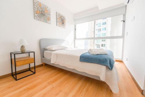 Loma del NaranjoBoutique Apartments Panamá Marbella的白色的卧室设有床和窗户