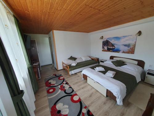科尔贝尼Belvedere La Cristina的一间卧室设有两张床和木制天花板