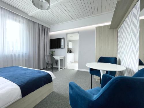 米兹多洛杰Willa Lazur ADULTS ONLY的酒店客房带一张床、一张桌子和椅子