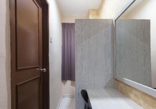 怡保Hotel Pulai Ipoh的浴室设有镜子、水槽和门