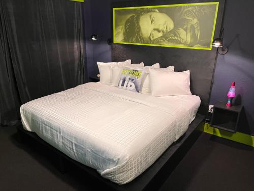 圣彼得堡Mari Jean Hotel - Adults Only Gay Hotel的卧室配有一张带白色床单和枕头的大床。