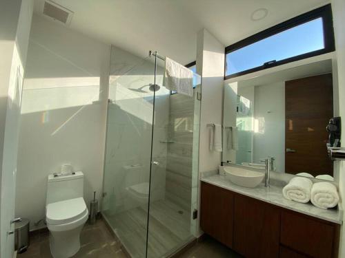 瓜达拉哈拉Depa enfrente del Hotel RIU @serra的一间带玻璃淋浴和卫生间的浴室