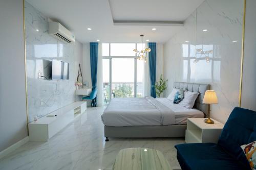 潘切Ocean View Studio,Ocean View 3BR-apartment, Sealinks City, Mui Ne的一间大卧室,配有一张床和一张沙发