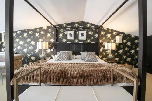 桑坦德Luxury villa in El Sardinero的卧室配有一张墙上的星星大床