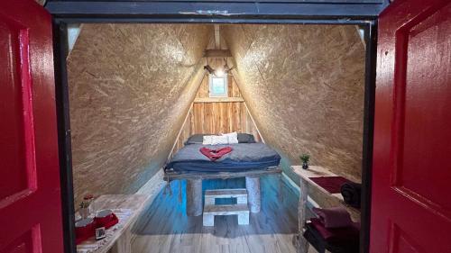 尼兹马拉提尼Malé Milé Áčko的帐篷内的小房间,配有一张床