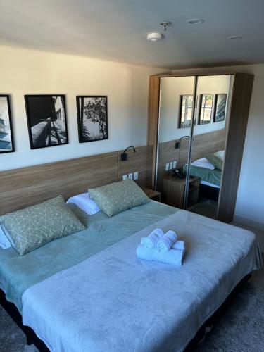 伊泰帕瓦Itaipava Granja Brasil Studio的一间卧室配有两张带毛巾的床