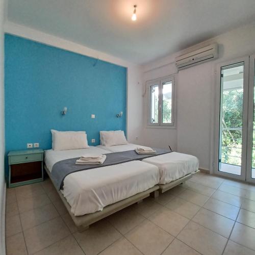 瓦西利基Penthouse Vasiliki的一间卧室设有一张蓝色墙壁的大床
