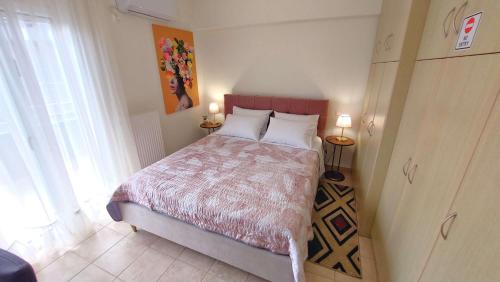 拉夫里翁PORTO D'ORO LUXURY APARTMENT的一间卧室配有一张大床和两个枕头