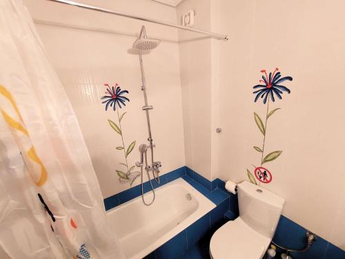 拉夫里翁PORTO D'ORO LUXURY APARTMENT的一间带卫生间和浴缸的浴室
