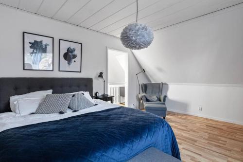 斯德哥尔摩Amazing family home in Stockholm的一间卧室配有蓝色的床和椅子