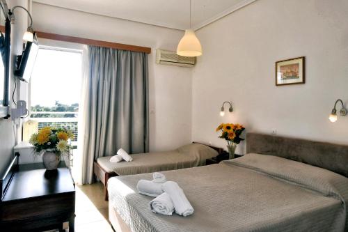 圣塞多罗伊西亚加斯海滩酒店的酒店客房设有两张床和窗户。