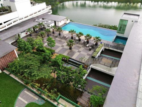 吉隆坡Setapak Central Signature Suites by Manhattan Group的大楼游泳池的顶部景色