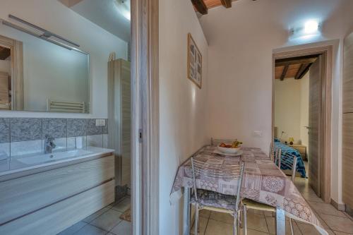 阿祖罗港La Casina di Alan - Goelba的厨房配有桌椅和水槽