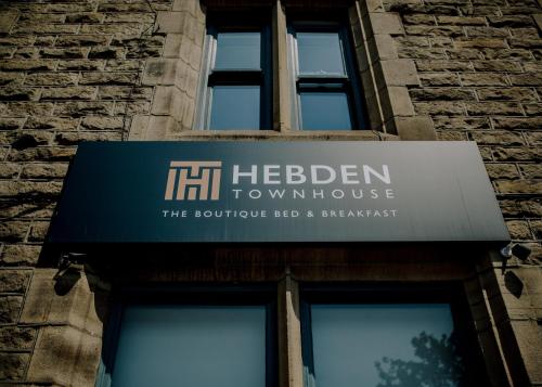 海伯敦桥Hebden Townhouse的一座有hilibben联排别墅标志的建筑