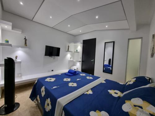 卡利Hospedaje Casa Leví的一间卧室配有蓝色床和蓝色棉被