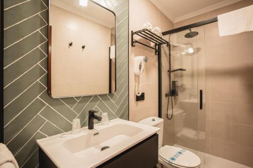 波多诺伏香克拉酒店的一间带水槽、淋浴和卫生间的浴室