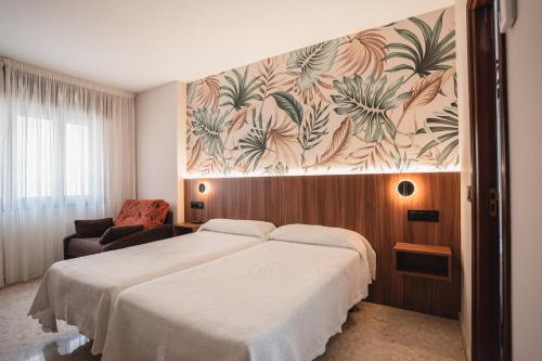 波多诺伏香克拉酒店的配有一张床和一把椅子的酒店客房