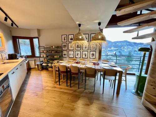 维耶拉Tuca - Triplex Priviletge con encanto的厨房以及带桌椅的用餐室。
