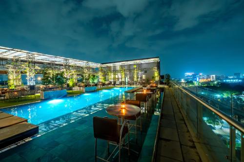 浦那O Hotel Pune的屋顶,晚上设有游泳池
