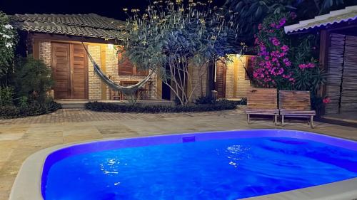巴拉格兰德Vila Flamboyant的一座带房子的庭院内的游泳池