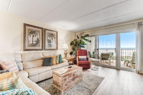 费南迪纳比奇Atlantic View Tropical Condo的客厅配有沙发和桌子