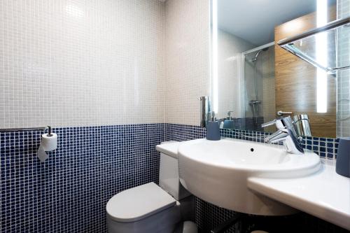 宏达瑞比亚Loft by Basquelidays的浴室配有白色水槽和卫生间。