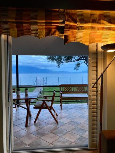 SkálaLuxury Beach Villa的享有带桌子和长凳的庭院的景色