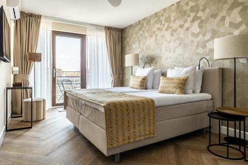 斯海弗宁恩BizStay Harbour I Scheveningen Apartments的酒店客房设有一张床和一个大窗户