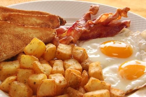 海茨敦温莎东部假日酒店的包括鸡蛋培根和烤面包的早餐食品