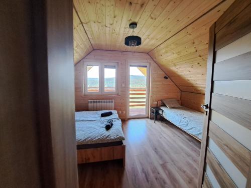 BerezkaDomki w Bieszczadach Nowa Zelandia的木屋内设有一间带两张床的卧室