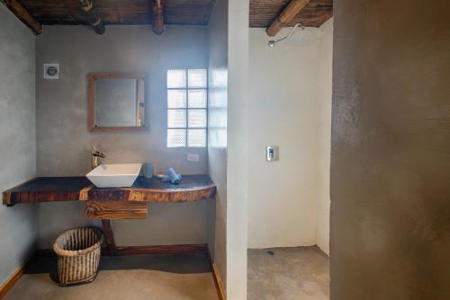 阿亚姆佩Vistamar Guest House的一间带水槽和镜子的浴室