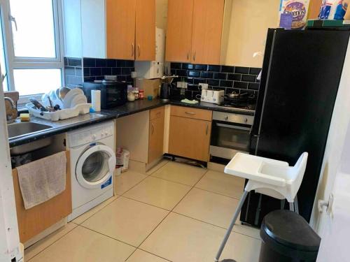 伦敦Entire 2 bedroom apartment的厨房配有洗衣机和洗碗机。
