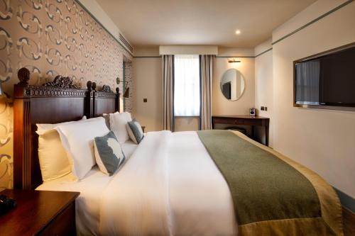 伦敦Morton Hotel的酒店客房设有一张大床和一台电视。