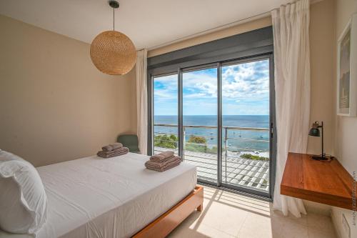 莱昂斯-达赫雷Villa Mahogany的一间卧室配有一张床,享有海景