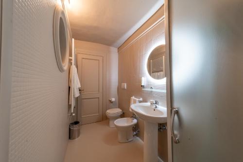 加利波利Palazzo Vergine - by Inside Salento的白色的浴室设有卫生间和水槽。
