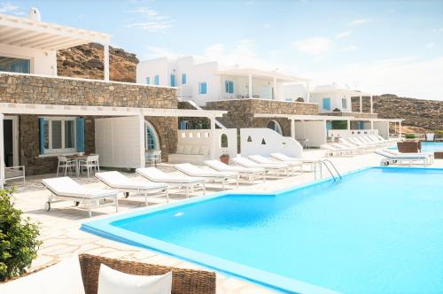 图罗斯Aeri Villas & Apartments的别墅 - 带游泳池和躺椅