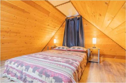 费尔班克斯A Cabin You Won't Want to Leave的小木屋内一间卧室,配有一张床