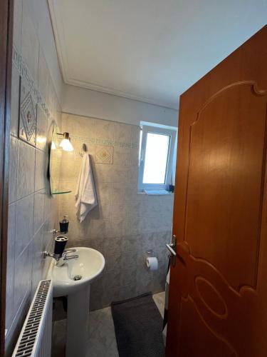 纳夫普利翁Ενθύμιον的一间带水槽和卫生间的浴室以及窗户。