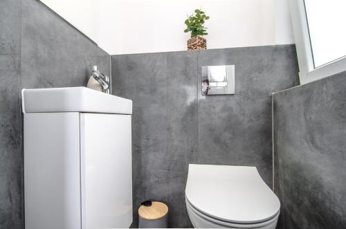 梅尔诺Domek z trzema sypialniami - Dom Morsa Mielno的浴室配有白色卫生间和盥洗盆。