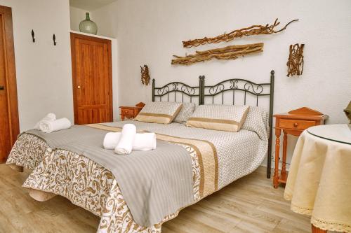 圣尼科拉斯德尔普埃尔托巴坦德拉斯蒙哈斯公寓酒店的一间卧室配有一张床,上面有两条毛巾