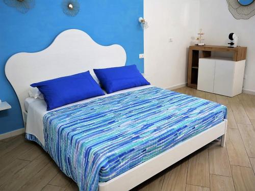 加埃塔Vico 18的一间卧室配有一张蓝色墙壁的床
