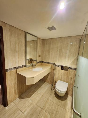 迪拜Helnan Royal的一间带水槽和卫生间的浴室