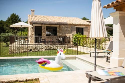 戈尔德Bastide Toujours Dimanche, Maison de vacances avec vue & piscine privée的游泳池里一个泳池,泳池里有一个无花果花