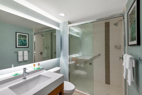 圣何塞Hyatt Place San Jose Airport的带淋浴、盥洗盆和卫生间的浴室