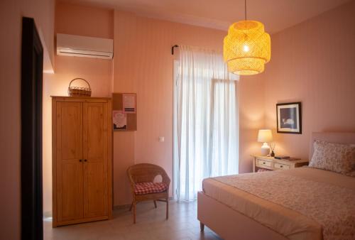 里科索翁Nina's apartment的卧室配有床、椅子和窗户。