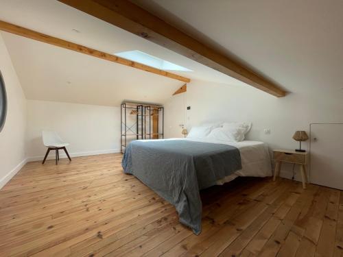 卡布勒通Villa Manita的一间卧室配有一张床,铺有木地板