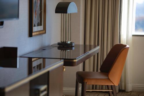亚特兰大亚特兰大巴克海特JW万豪酒店的一张桌子,里面配有一盏灯和一把椅子