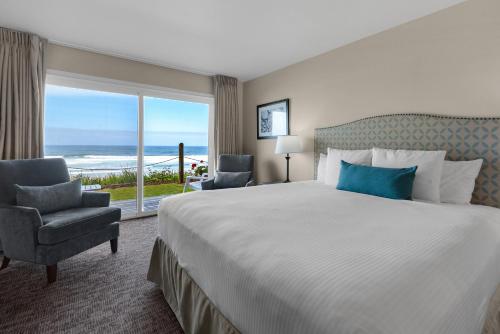 林肯市鹈鹕海岸酒店的酒店客房设有一张床和一个大窗户