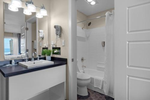 林肯市鹈鹕海岸酒店的一间带水槽和卫生间的浴室